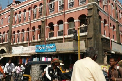 An image of a bustling road in Kolhapur captured during daytime for travellers