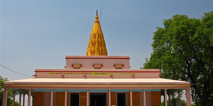 Wide angle view of the Digambar temple entrance, one of the best jain temples in goa