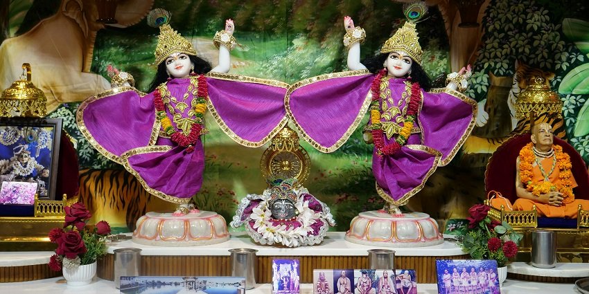 A picture of the idols of Lord Krishna and Goddess Sita being worshipped