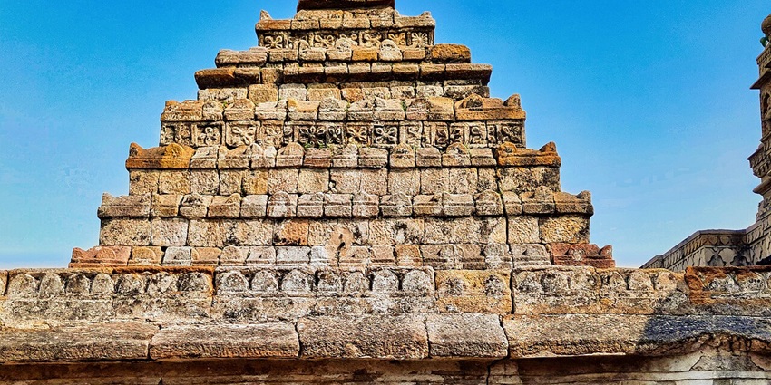 Stone-carved Anchaleshwar Mahadev Temple nestled in Chandrapur Fort’s rugged courtyard