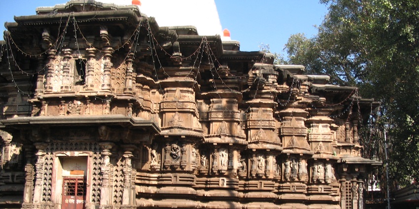 A revered temple featuring Hemadpanthi architecture and vibrant Chaitra Yatra celebrations, one of the best places to visit in Kolhapur near Mahalaxmi Temple.