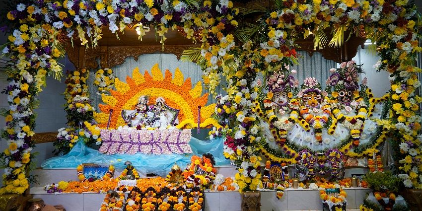 A picture of a beautiful pandal decorated with flowers and garlands at a temple in Pune