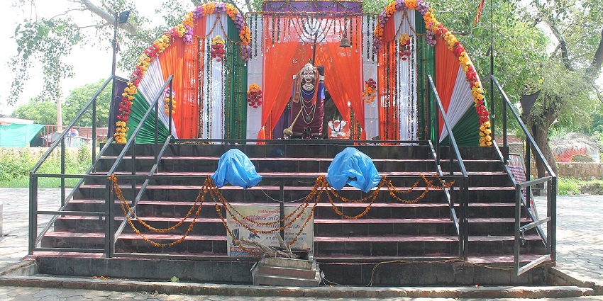 Image of Shani mandir with flower decorations - Shani Temples In Pune