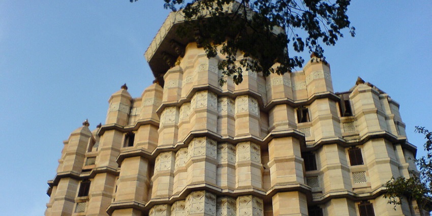 Shree Siddhivinayak Temple, the vibrant spiritual landmark dedicated to Lord Ganesha.