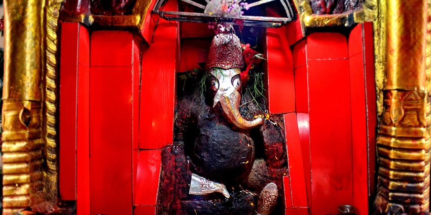 An image showing a decorated idol of lord Ganesh at a temple near Shaniwar Wada.