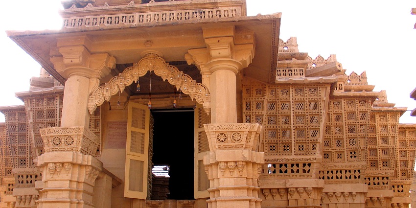 An image of Shri 1008 Adinath Jinalaya Digamber Jain Mandir with mesmerising backdrop.