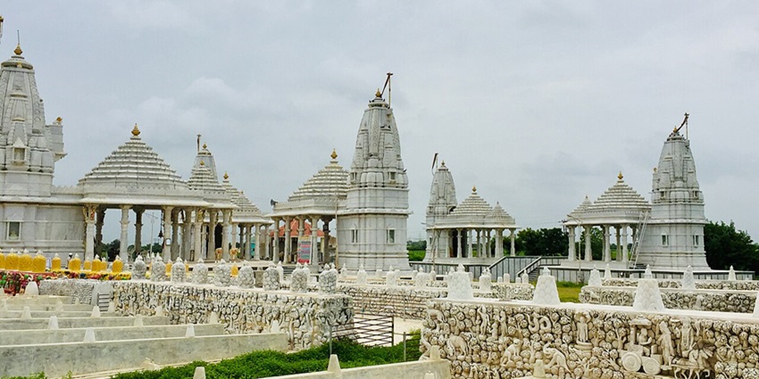 Wide angle view of the white marble architecture of Shri 1008 Parshvnath Digambar Jinalaya, one of the Jain temples in Pune.