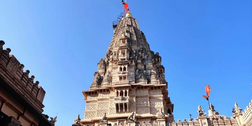 Intricate carvings on the Shri Babulnath Temple, one of the places to visit near Mumbai Central