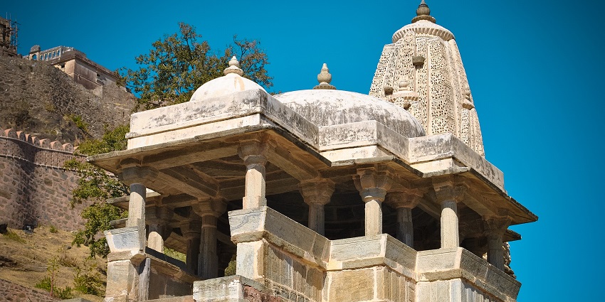 A picture of a historical temple with 4 pillars, built using traditional architecture