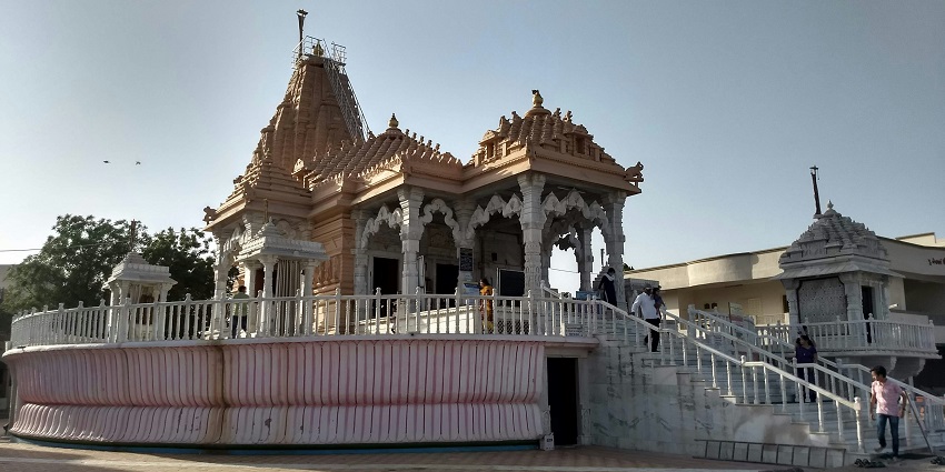 An image of Shri Godiji Parshwanath Jain Mandir, one of the oldest in the area.