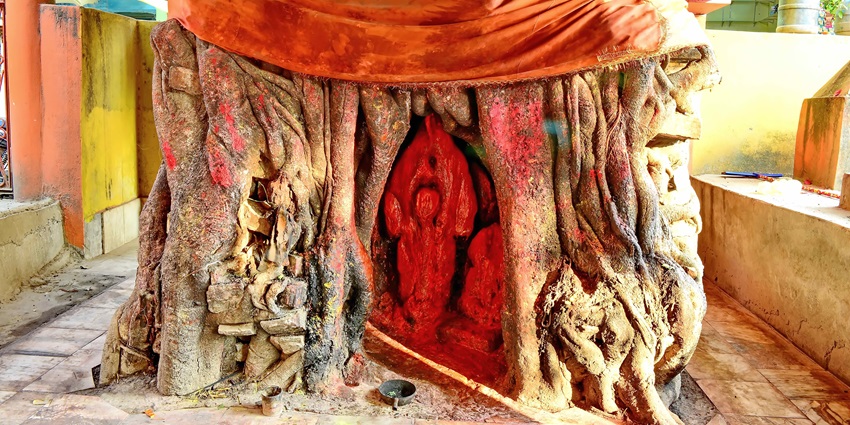 Idol at Shri Hanuman Mandir, one of the best Hanuman temples in Maharashtra.