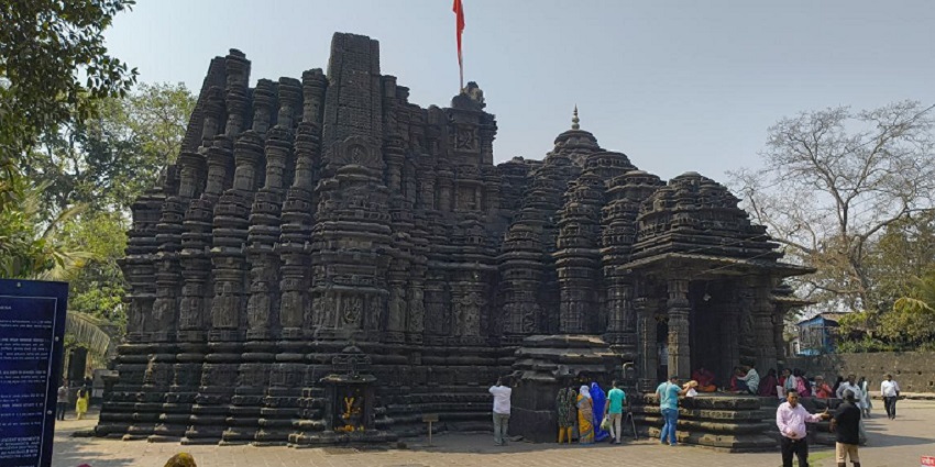 A picture of a historical Mahadev temple in Thane with intricate carvings and sculptures