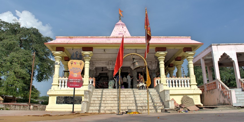 Kalabhairaveshwara Swamy Temple is one of the best places to visit near Bangalore Airport.