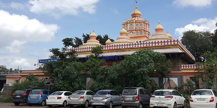 This 18th-century Hindu temple has onion-shaped domes & other traditional architectural features