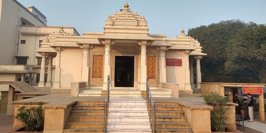 Image of a temple view from outside with clean surroundings - Shri Padmavati Jain Temple, Sangli