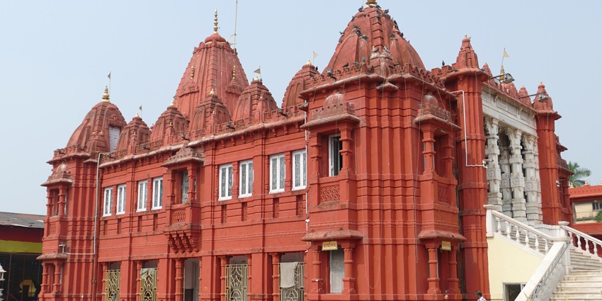 Shri Parshwanath Digambar Jain Mandir is dedicated to Lord Parshwanath and is a must-visit.