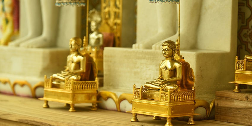 Image of a statue of Lord Mahavir Swamin in a temple -Captured this pic in a temple