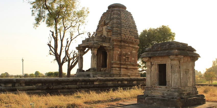 Offer prayers at Shri Sainath Maharaj Temple which is one of the temples in Dapoli.