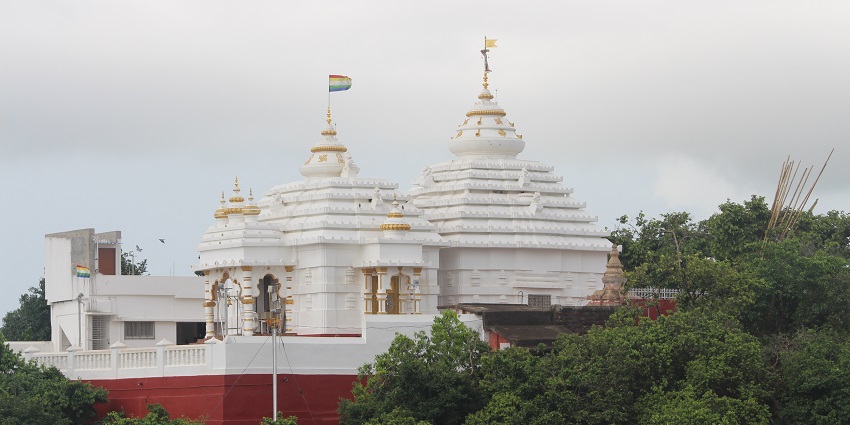An image of the Shri Shwetambar Jain Temple with scenic views.