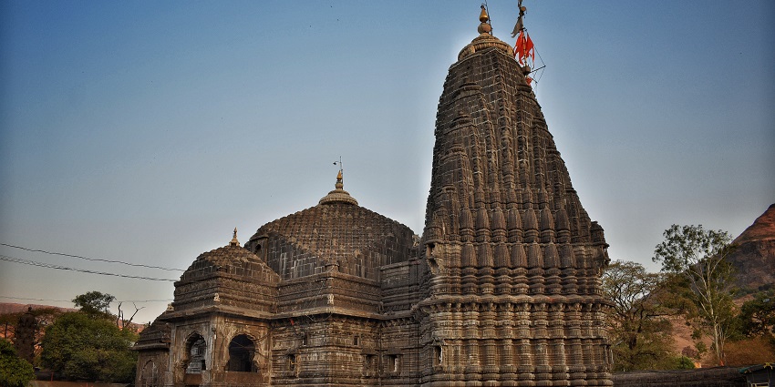 Swaminarayan Temple in Kurla: Intricate carvings and peaceful ambiance.