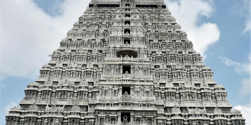 Shri Vallabh Nidhi is one of the popular shrines in Maharashtra with intricate carvings.