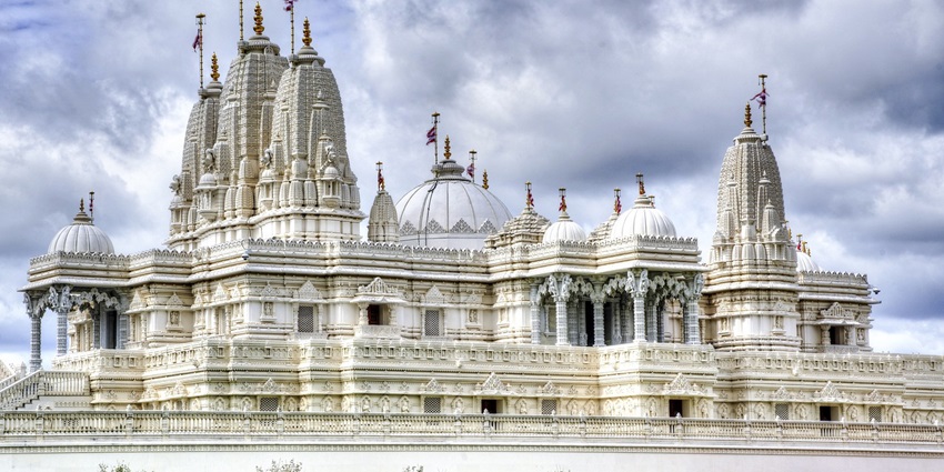 Shri Varad Vinyak temple with intricate architecture and vibrant colors against a clear sky