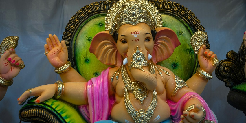 Shri Vighnaharta Ganesh Temple in Pune is located off the grid and has an inner sanctum