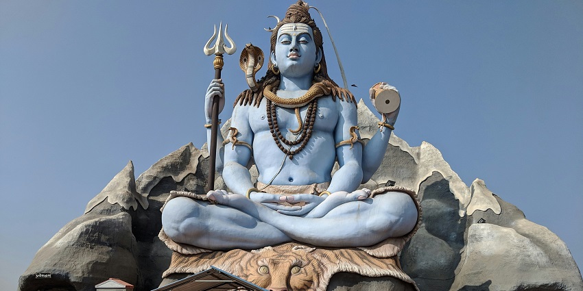 Shri Vireshwar Mahadev in Maharashta is a revered Hindu temple devoted to Lord Shiva.