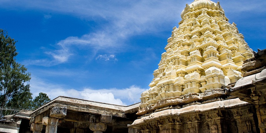 Guhagar tourist places include, Shiva temple featuring intricate carvings and a serene atmosphere.