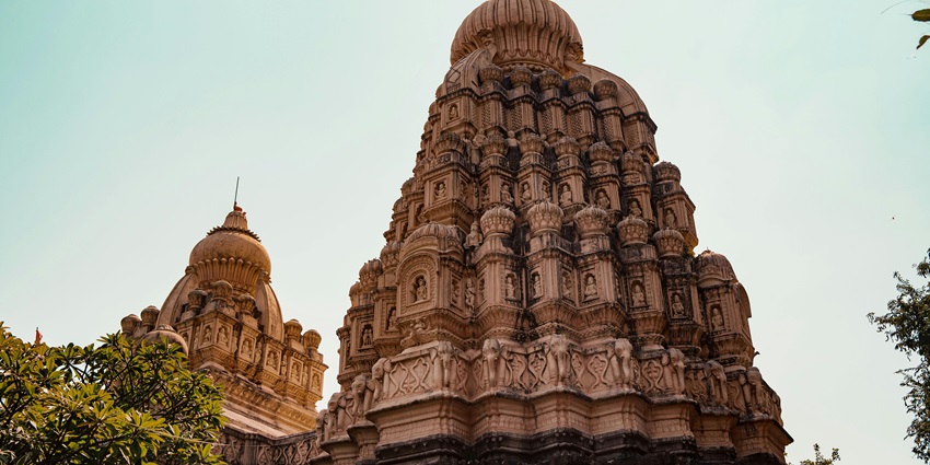 A glimpse of the iconic Shri Walkeshwar featuring mesmerising architecture.