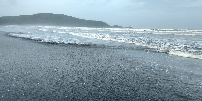 Places to visit in Shrivardhan offers golden sands, calm waters, and stunning sunsets.