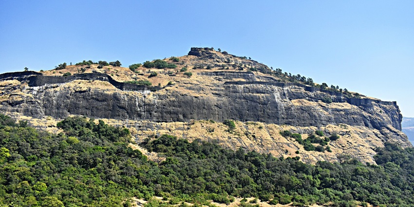 Scenic view of Shrivardhan Beach, one of the famous places near Dhak Bahiri Caves.