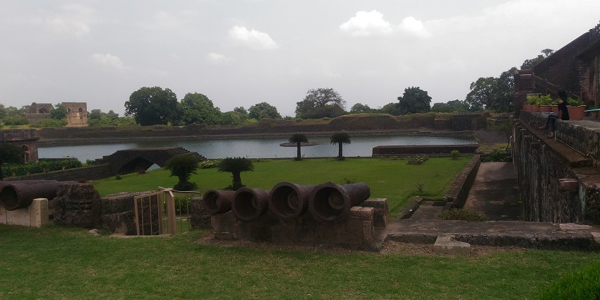 An image of the Shukrawar Talav at dusk, one of the top Haunted places in Nagpur.