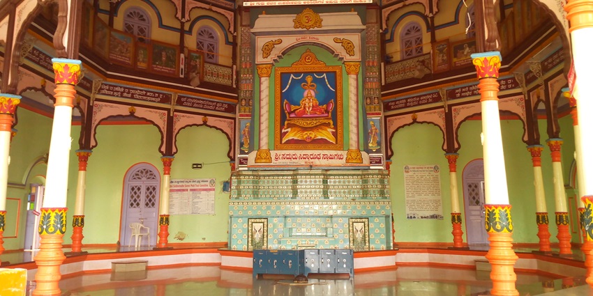 Siddharoodha Math, sacred Hubli tourist place, honours Swami Siddharoodha and offers tranquillity