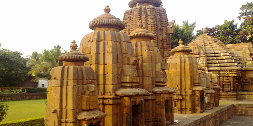 Siddheshwar Temple, a famous place near Kharosa Caves, showcasing ancient architecture.
