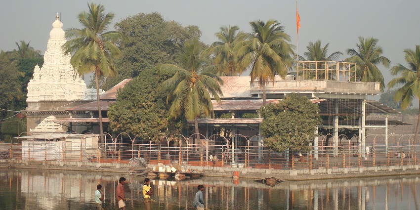 Siddheshwar Temple, a popular destination near Kandhar Fort, features intricate carvings and serene surroundings