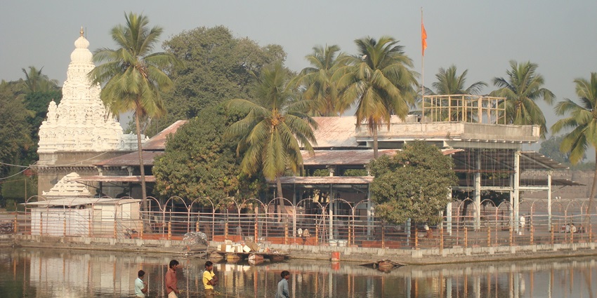 Siddheshwar Temple, one of the best places near Ausa Fort, showcasing stunning architecture.