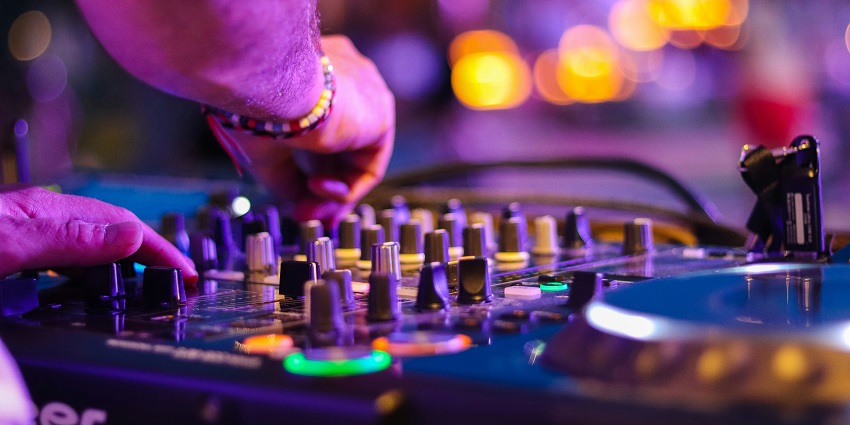 Image of a DJ with it's system playing some music - Givings the Beach Vibes at Silent Noise, Palolem