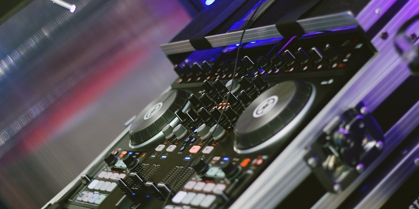 One of the best DJ’s sets at party in Arambol.