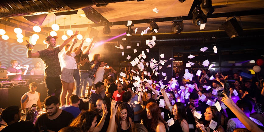 SinQ Night Club, the best party place in Vagator, is known for its lively events and ambiance.