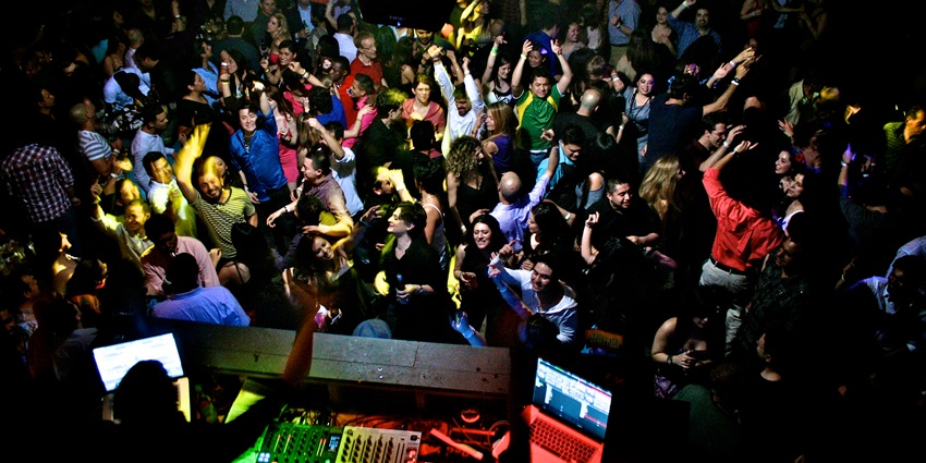 Party places in Candolim offering lively music and vibrant atmosphere.