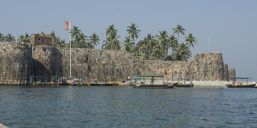 A historic coastal fort near Nivati Fort offering panoramic views of the Arabian Sea.