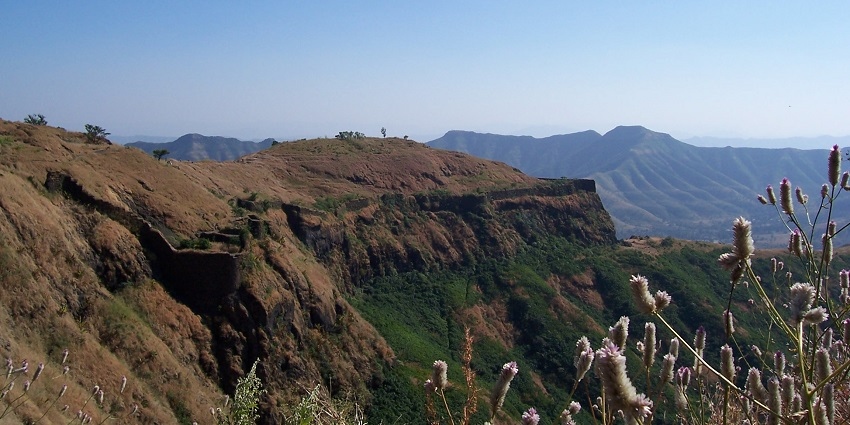 An image of scenic hill forts in Pune offers panoramic views and rich Maratha history.