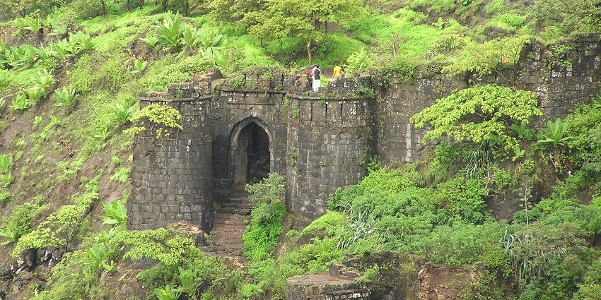 A picture of Sinhagad Fort, one of the most adventurous tourist attractions among visitors