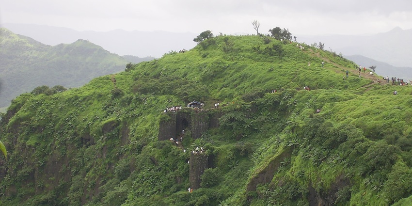 An image of the zoomed out view of the Sinhagad Fort, a famous place near Rajgad Fort.