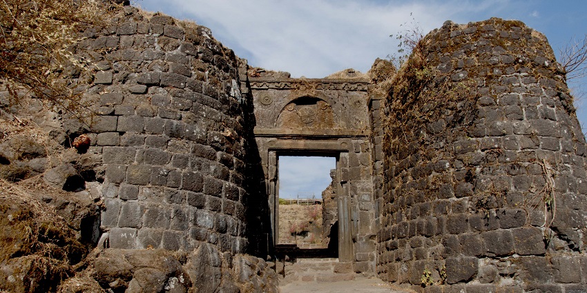 An image of the historic Pune Darwaza at the Sinhagad Fort located in Maharashtra