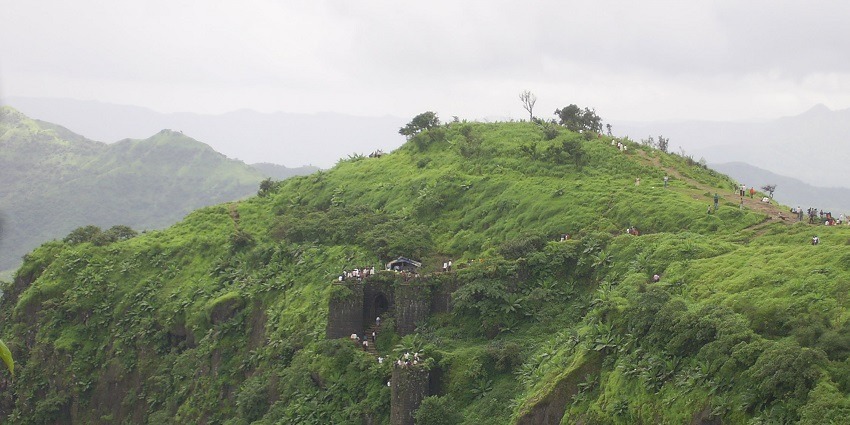 An image of the historical Sinhagad Fort, one of the best trekking forts in Maharashtra.