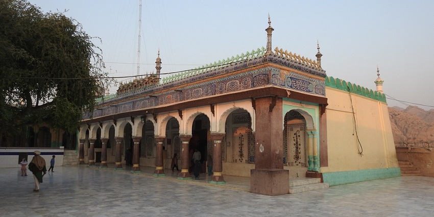 Sir Syed Ahmed Khan’s tomb is one of the places near Blue Waves Water Park, Aligarh.
