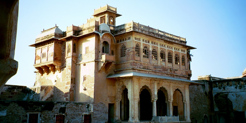 The best places to visit in Nagpur at night include Sitabuldi Fort with panoramic city views at night