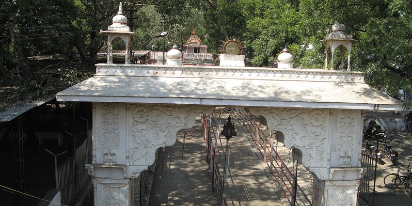 Sitabuldi Fort is a top place to visit in Nagpur for couples at night, offering stunning views